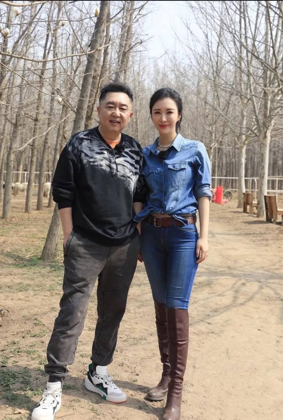 眼光 王石眼光真不赖,田朴珺穿牛仔装配马靴好帅气,1米72长腿太瞩目