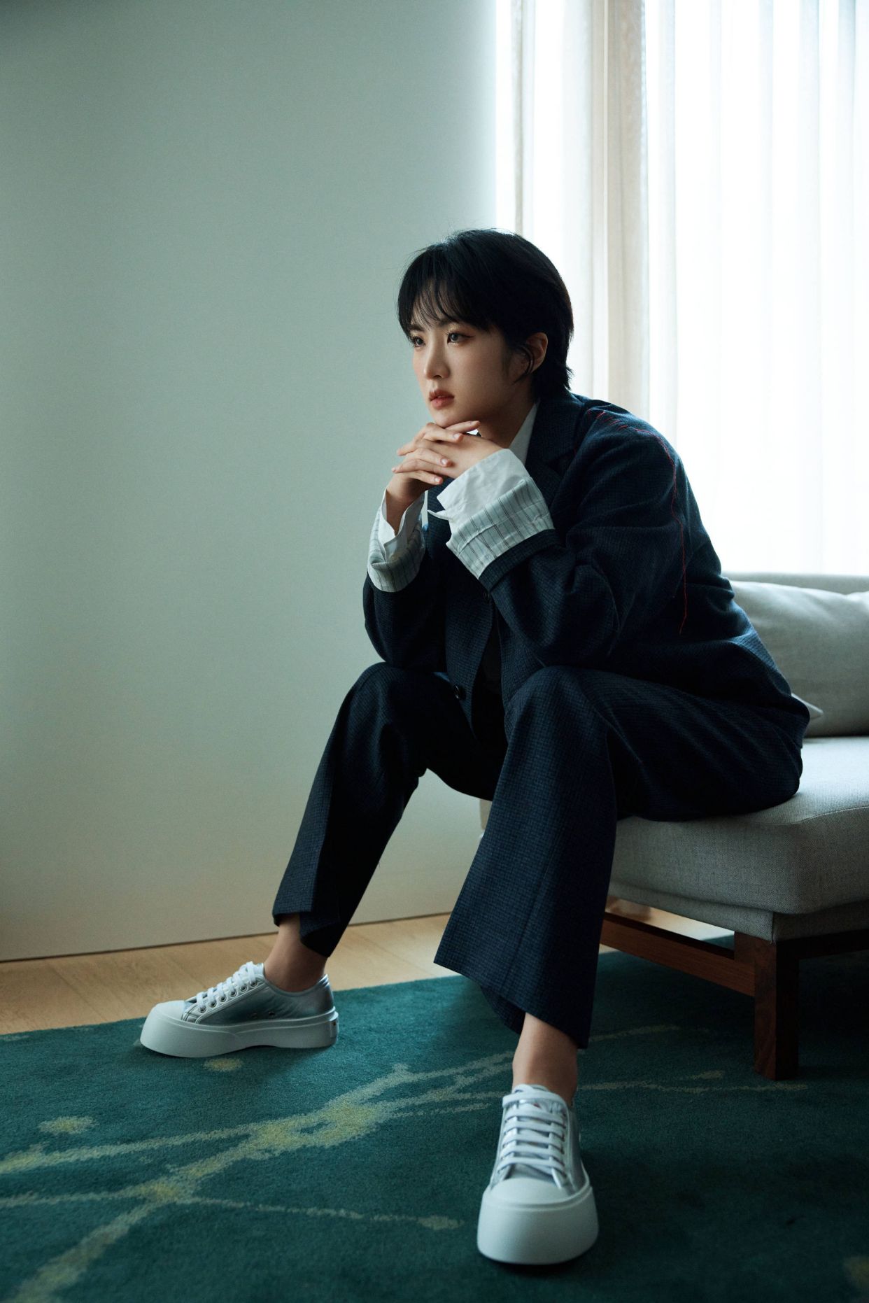 富家 姚安娜改变风格,穿一身男士西装配利落短发,富家千金变职场精英