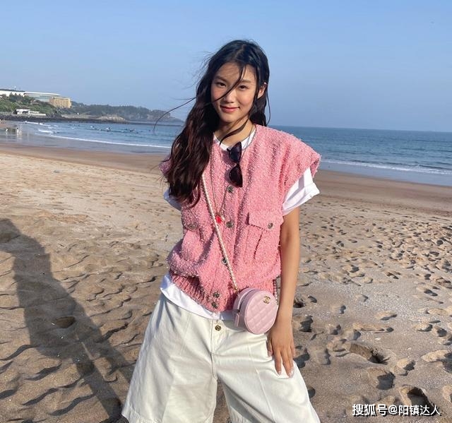 颜色 被韩国“高中生”的日常穿搭美到了，不仅简约大方，还很时尚减龄