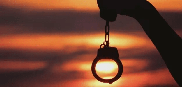 因为女子花1万元做拉皮手术导致面瘫,操刀人曾两次因非法行医被罚