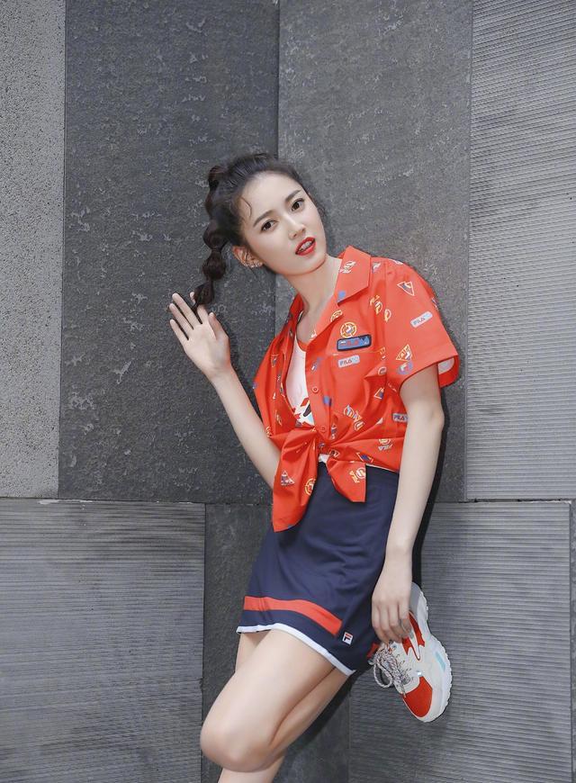 陈玉 陈钰琪身材绝了！漆皮连体裤穿出九头身比例，高级感令人惊艳