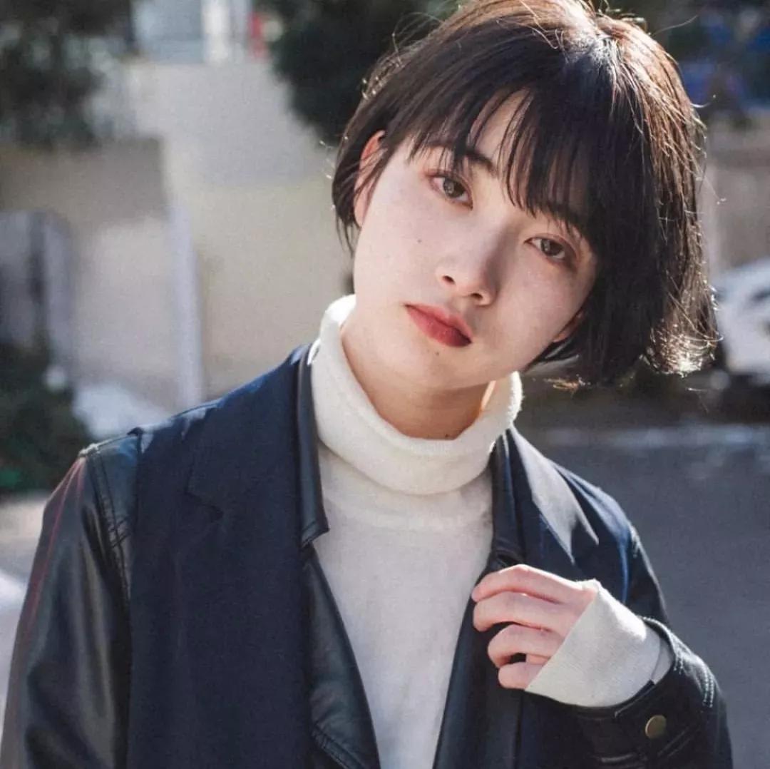 卷发爱美的女生短发该怎么剪才会更有气质、更有型?大有讲究!