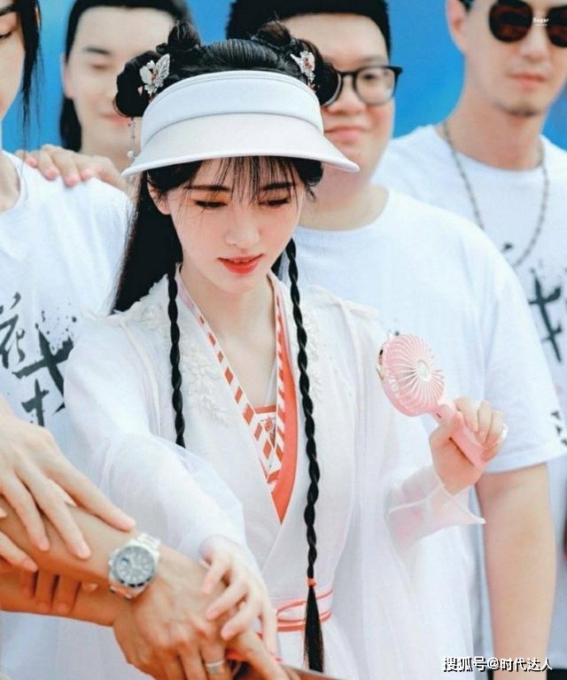 剑眉鞠婧祎终于“换妆”了，但网友却直言：像女装大佬