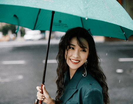 西装女星生图较量：杨紫黑长直显浮肿，热巴红色蕾丝裙，热依扎白西装