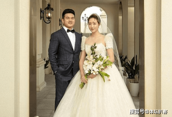 妻子排球女将,比他高7公分,两人很般配