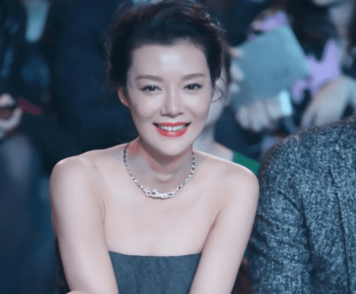 车啸车晓穿豹纹大衣现身，身材消瘦但气场超强，不受前夫被缉拿影响