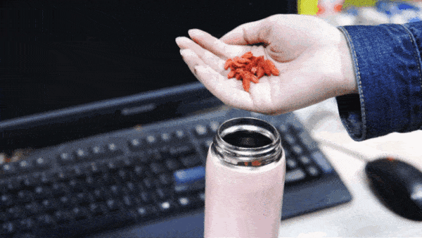 牛奶|央视曝光“夺命保温杯”：女子被ta炸碎眼睛，永远失明！你可能也在用