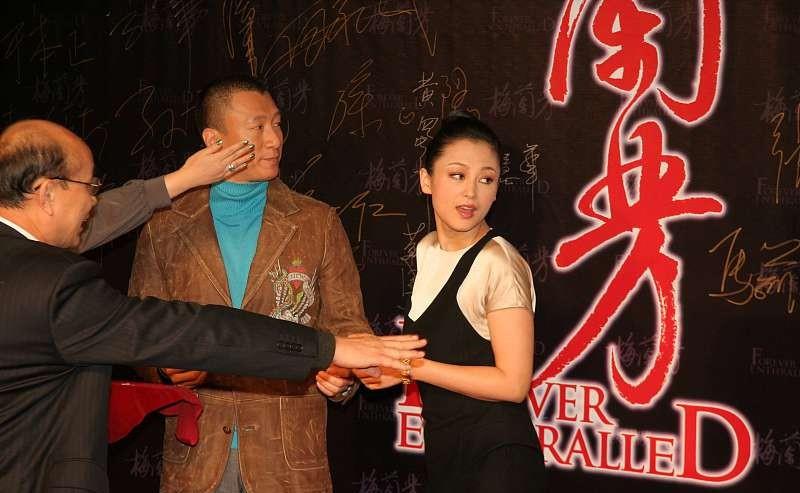 服装 陈凯歌又带着媳妇出门了,陈红选择叠穿的服装,又优雅又显嫩