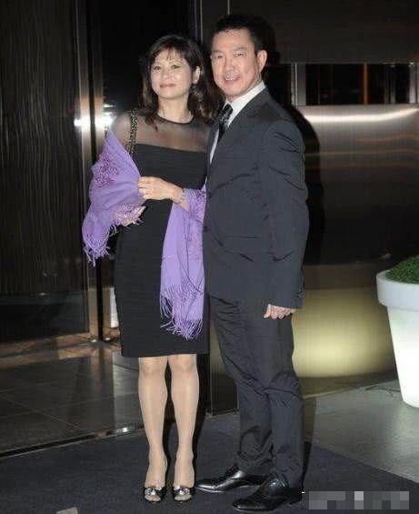 跟着年纪的增进,他削减了拍戏,把重心放在家庭中,和媳妇彭秀霞最恩爱