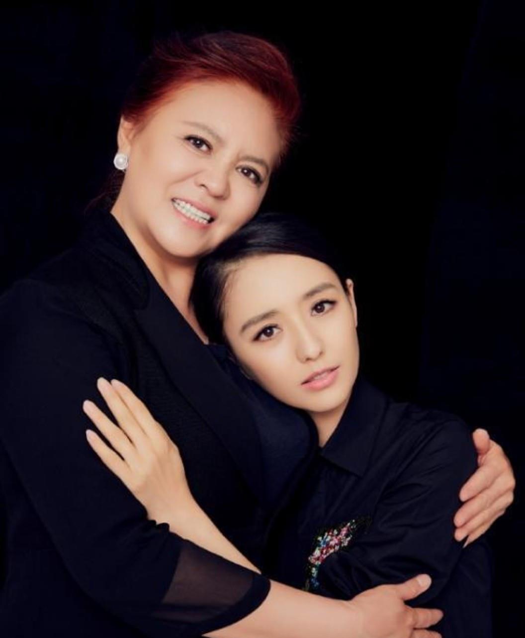 形象 佟丽娅离婚后更美了,温柔中带有几分坚韧,与以往形象截然不同