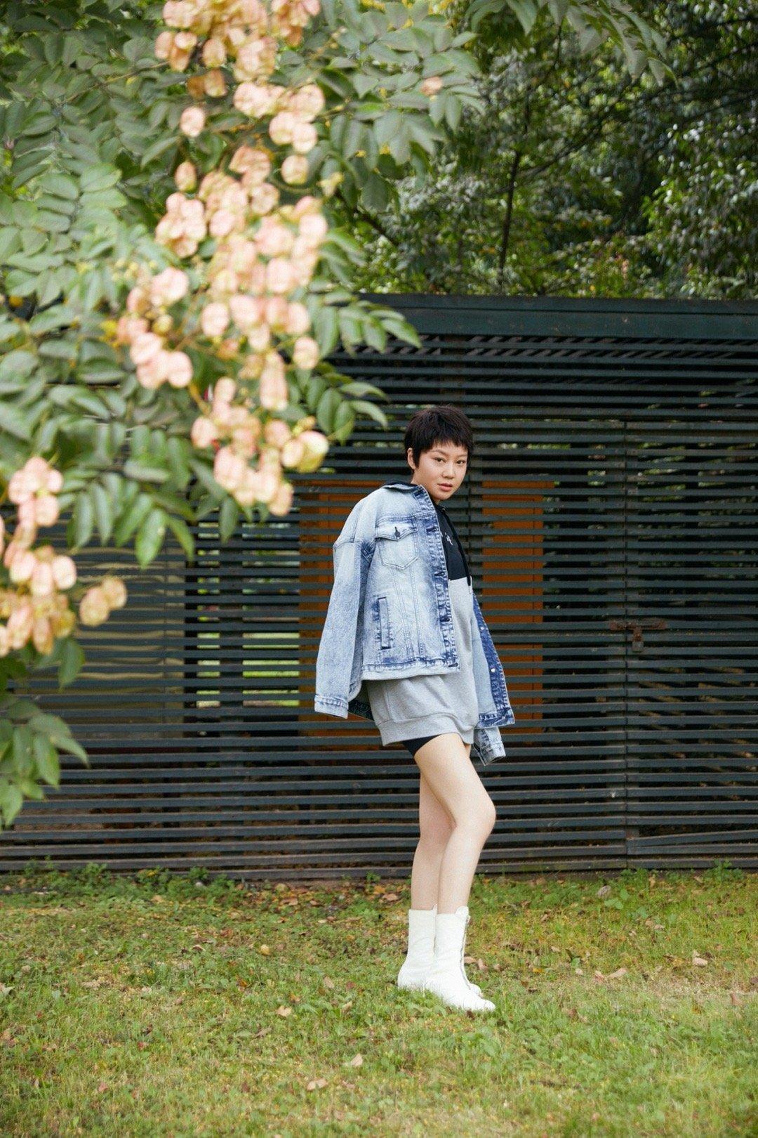 卫衣 50岁闫妮状态太好,穿卫衣配牛仔外套还玩“下衣失踪”,减龄俏皮