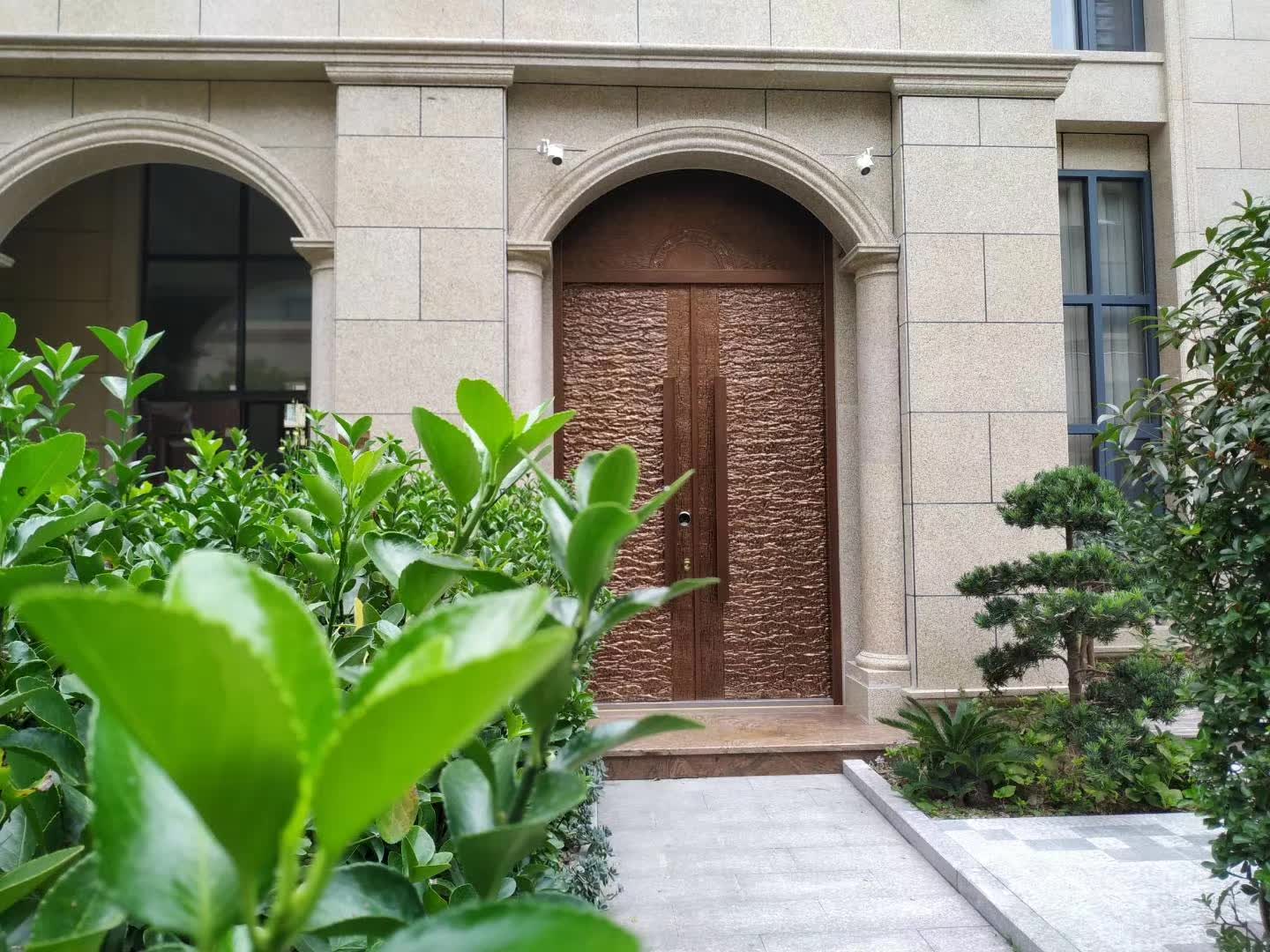 欧华尊邸铸铝门将爱在家中细心安放