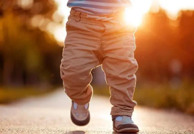 孩子行走敏感期,家长如何帮助他们少走弯路 