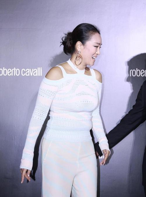 进行 别看巩俐年纪大,但是韵味十足,穿“窟窿眼”上衣还挺显身材的