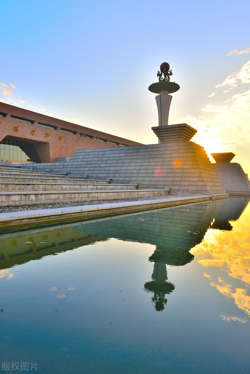 馆内陈列了龙山文化,夏,商,两周和两汉文物,在中国文物界占有举足轻重