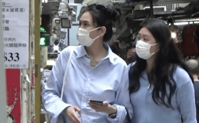 身材 53岁邱淑贞罕见露面!穿拖鞋跟女儿逛街,沈月穿健美裤提臀好性感