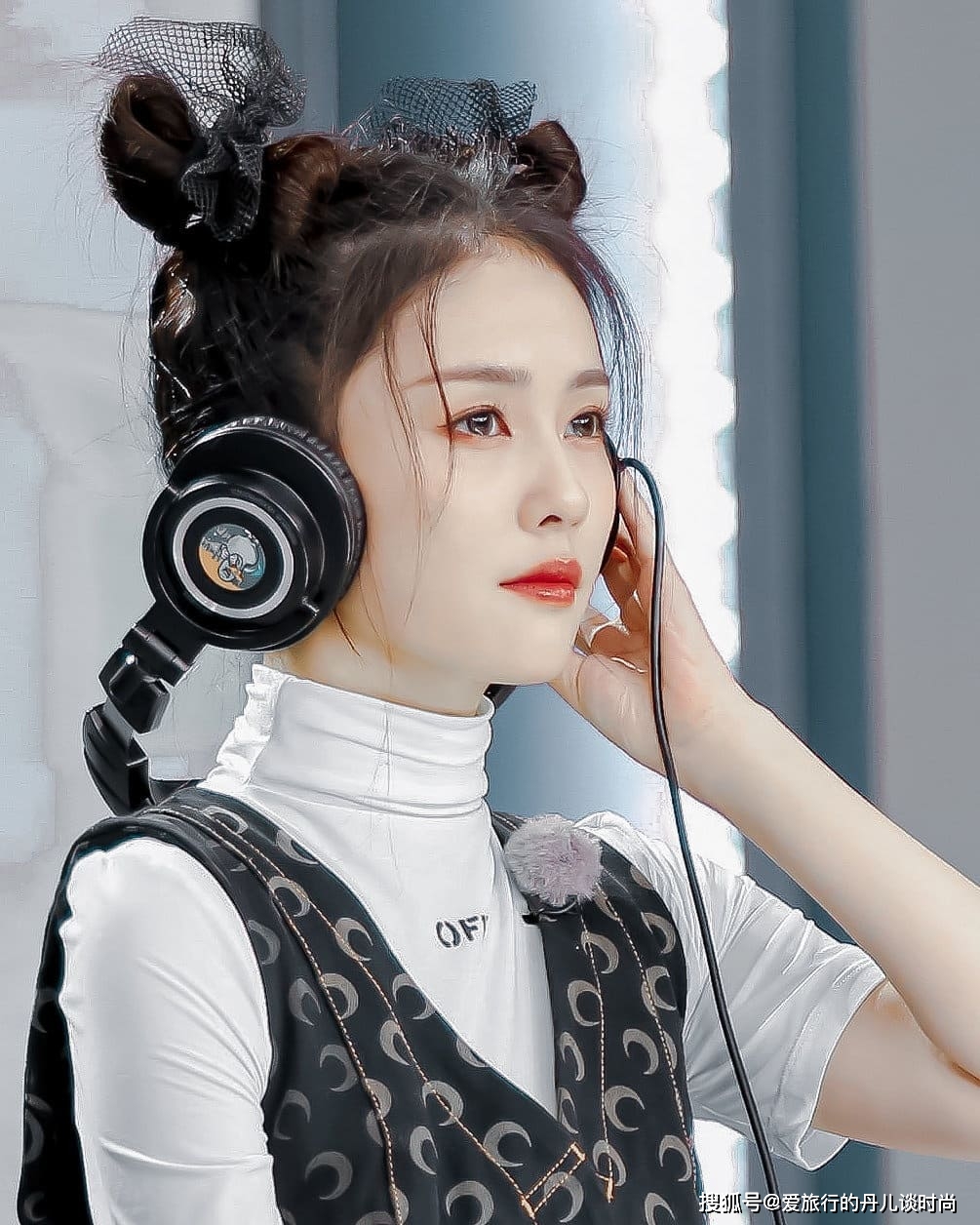 个性 白鹿穿搭真减龄！白色高领短袖T恤搭配背带裙，扎哪吒头个性十足
