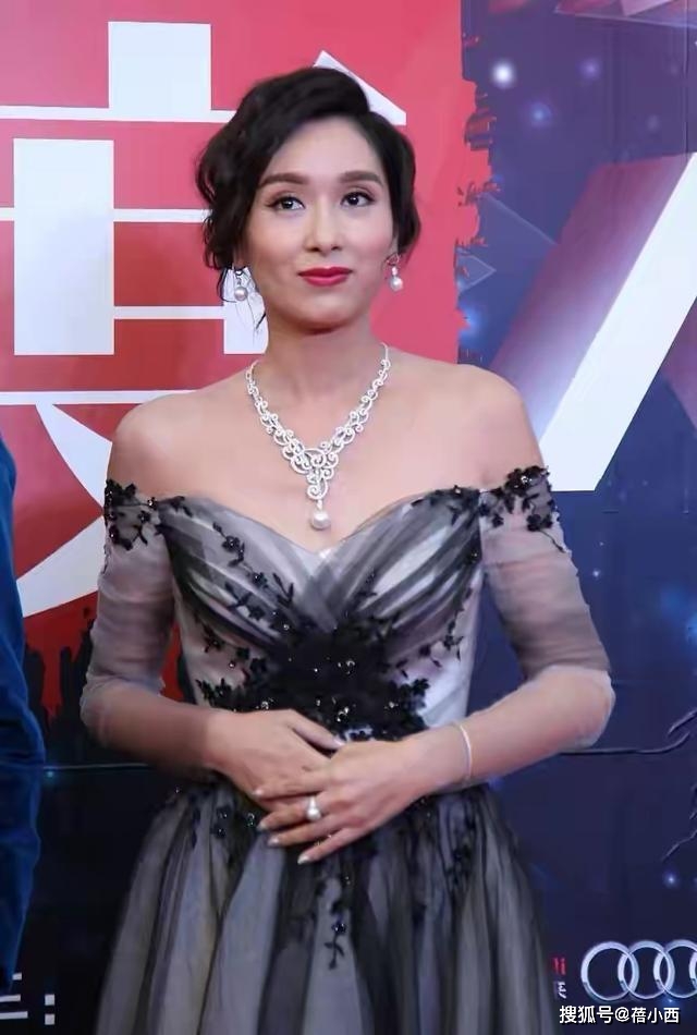 身材 47岁的杨恭如到了大婶的年纪,却还是少女身材,照样会穿又高级