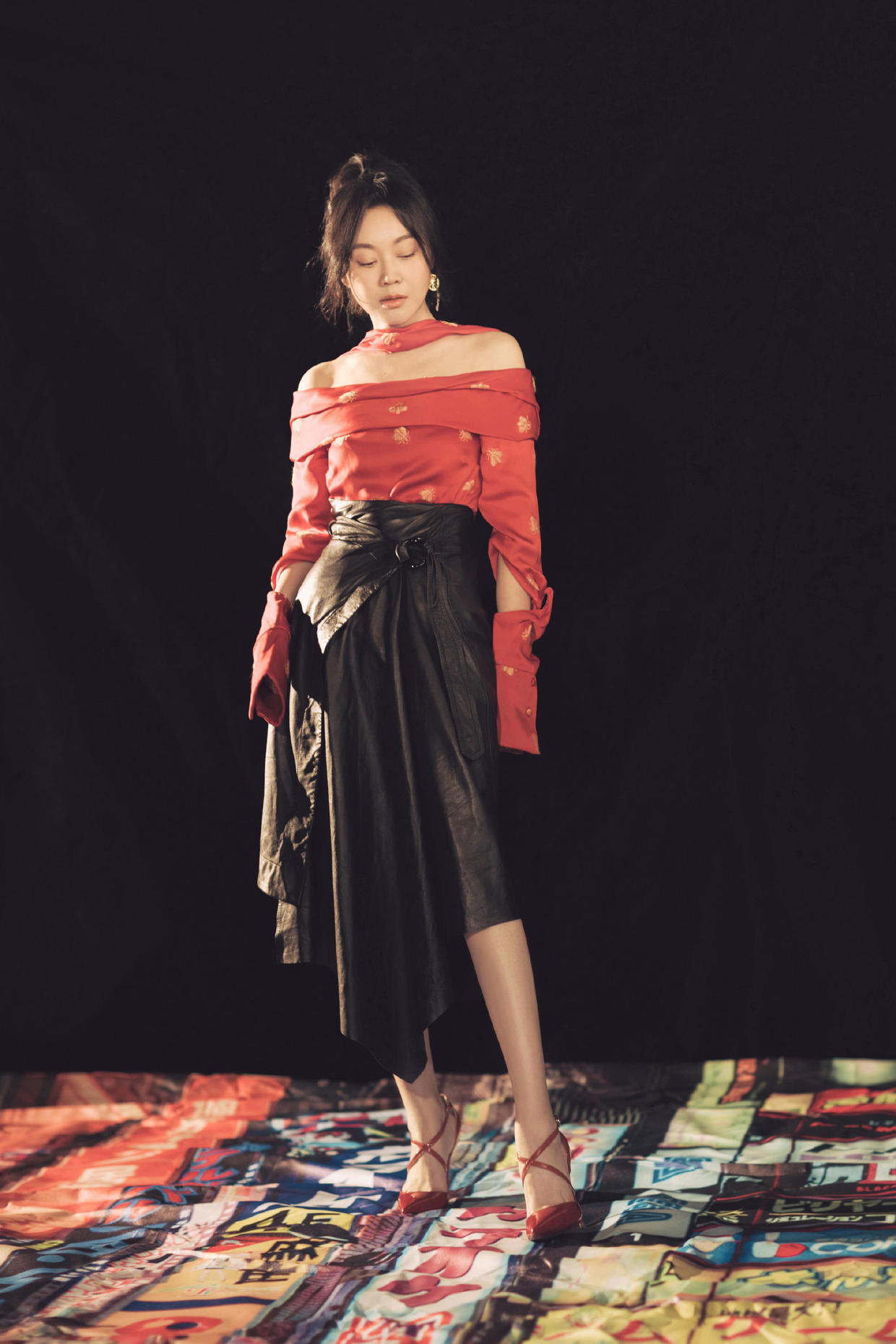 卫衣 50岁闫妮状态太好，穿卫衣配牛仔外套还玩“下衣失踪”，减龄俏皮