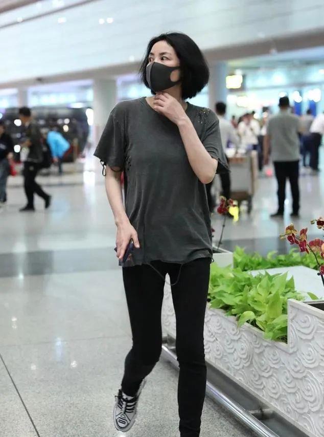 声线 王菲真是美到了骨子里，50岁了还穿“显老灰”，却像小姑娘一样嫩