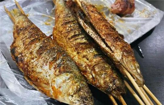 夫妻店门面不大,有七八张桌子,以前支摊靠烤令吉起家.