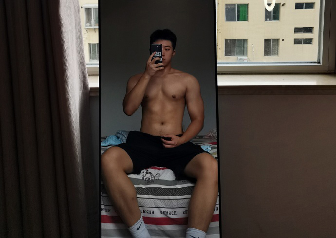 20歲的黝黑痞帥體育生，滿身肌肉的山東大男孩，也太會自拍了吧！ 健身減肥達人 第1张
