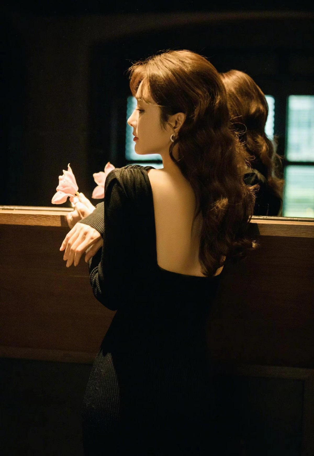 设计 秦岚：回归后太迷人！一身黑色紧身露肩连衣裙现身，这次更加惊艳