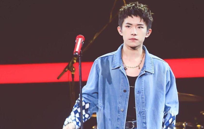 演技|热播电影《长津湖》中,易烊千玺饰演的伍万里,就是一个小屁孩