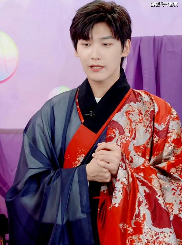 网友 “国风美少年”邢昭林，穿汉服娇羞又搞笑，网友却直言：太娘了！