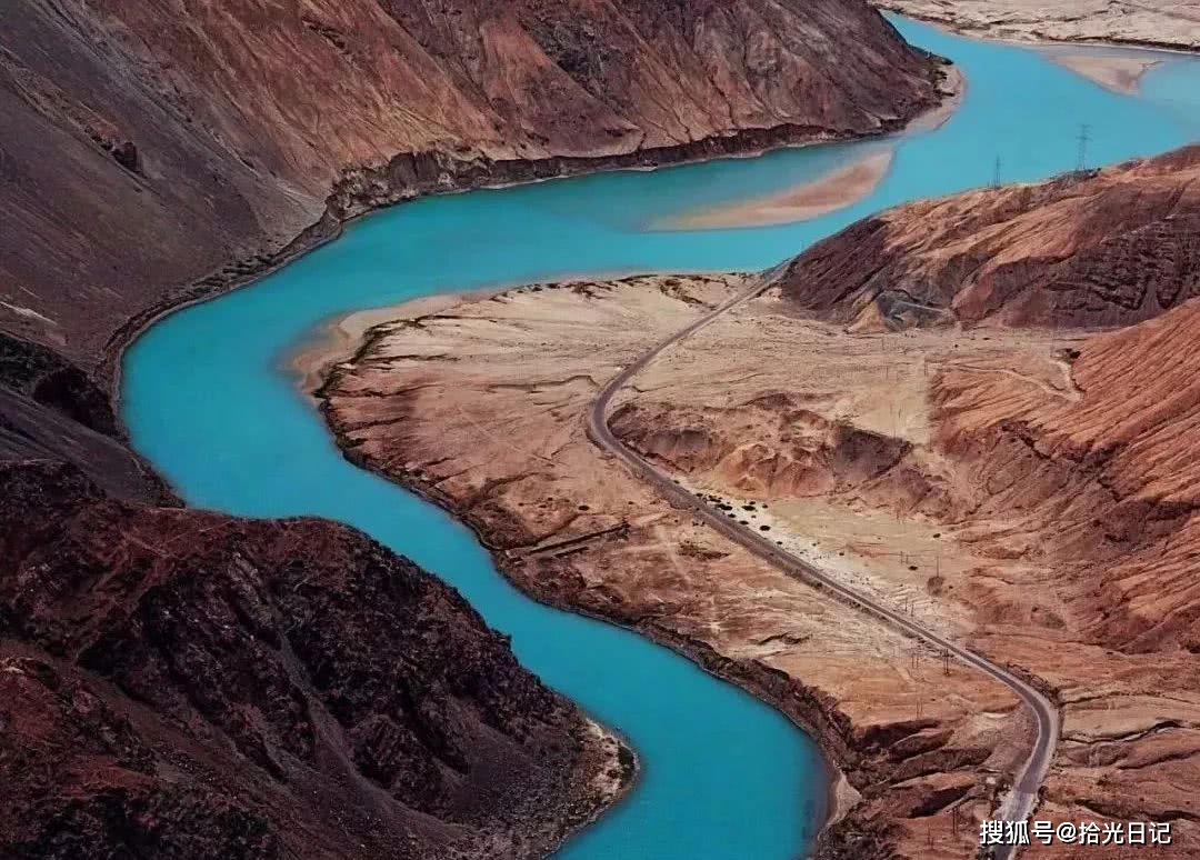 在新疆的帕米尔高原上-塔莎古道，除了险峻的路还有壮美的景