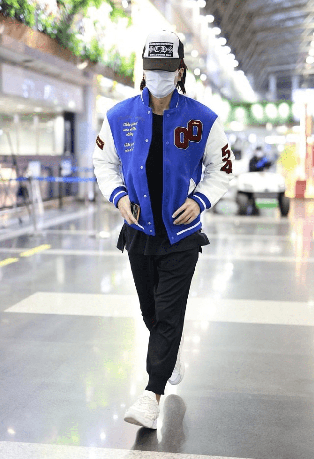 脖子 言承旭穿衣还有偶像包袱，T恤比夹克长半截，看脖子显出老态