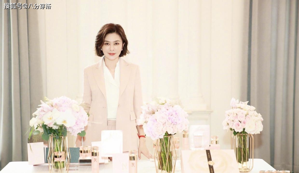 黑色 粉白配太温柔,关之琳粉色套装配白衬衫干练又知性,温柔又减龄