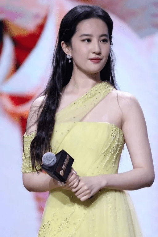 显得 刘亦菲穿钉珠礼裙太美了,淡黄色薄纱温柔浪漫,简直就像仙女下凡