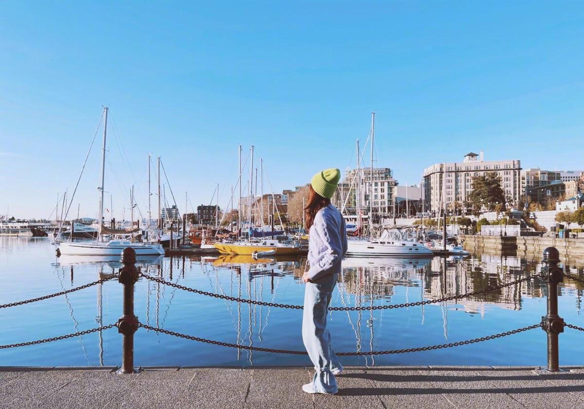 显得 陈赫的前妻真的很洒脱，旅游的时候穿上露脐装，年轻大方腰还细