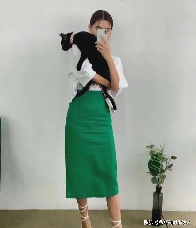 颜色 肤色偏黄偏深的女人，这些颜色的“衣服”尽量避开，显黑还显廉价