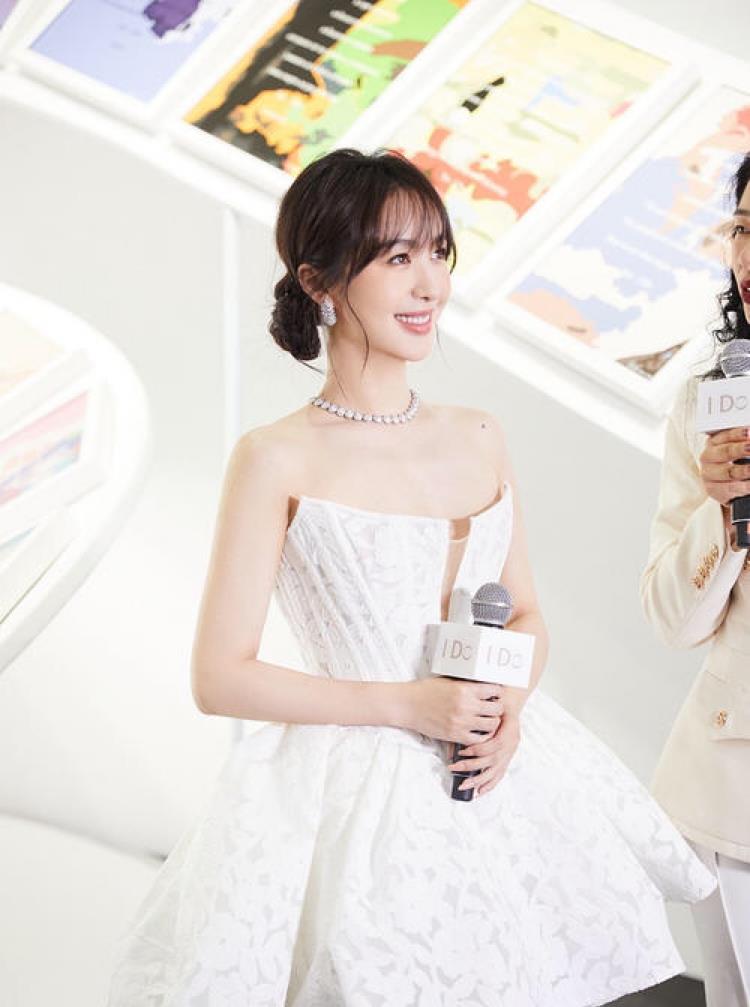 好身材 黄晓明真有艳福！前女友李菲儿穿蓬蓬裙藏不住好身材，美得真撩人