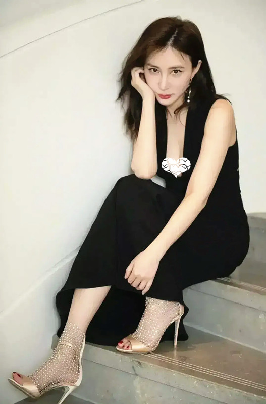 王宝强新女友冯清真美,穿黑色礼服演绎御姐范,还是多家公司ceo