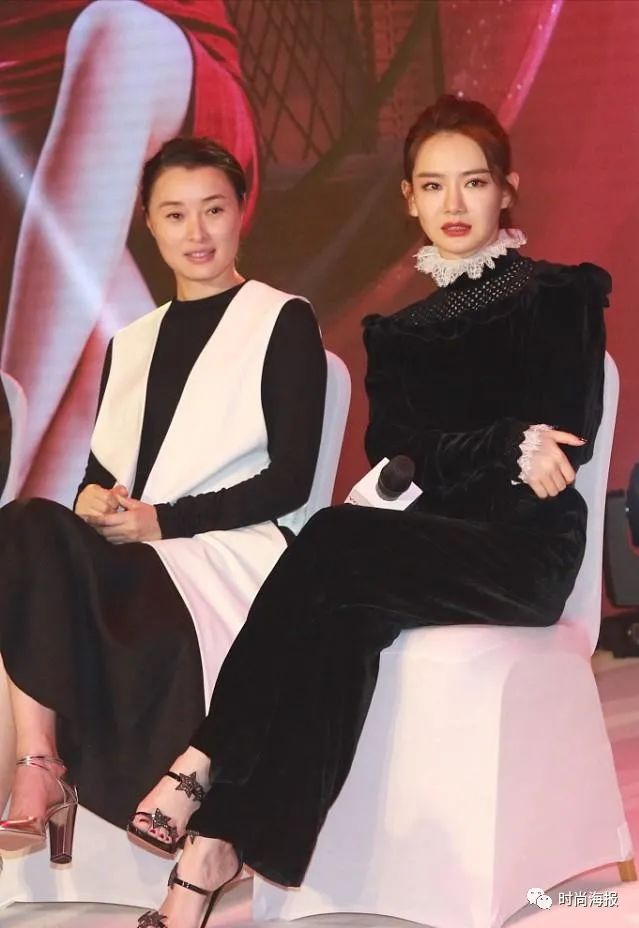 黑色 吴越虽然比戚薇大12岁,但穿着打扮还挺端庄的,戚薇的造型挺俏皮