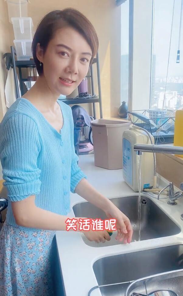 冷色 车晓穿针织衫身材平坦，虽时尚但瘦得少了女人味，还是增点肥吧