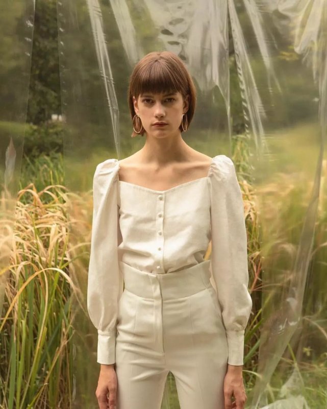 朴彩英 女明星都爱上方领单品？赵露思穿上减龄又显脸小，IU更是仙气逼人