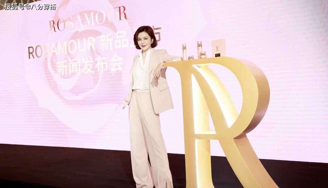 黑色 粉白配太温柔,关之琳粉色套装配白衬衫干练又知性,温柔又减龄