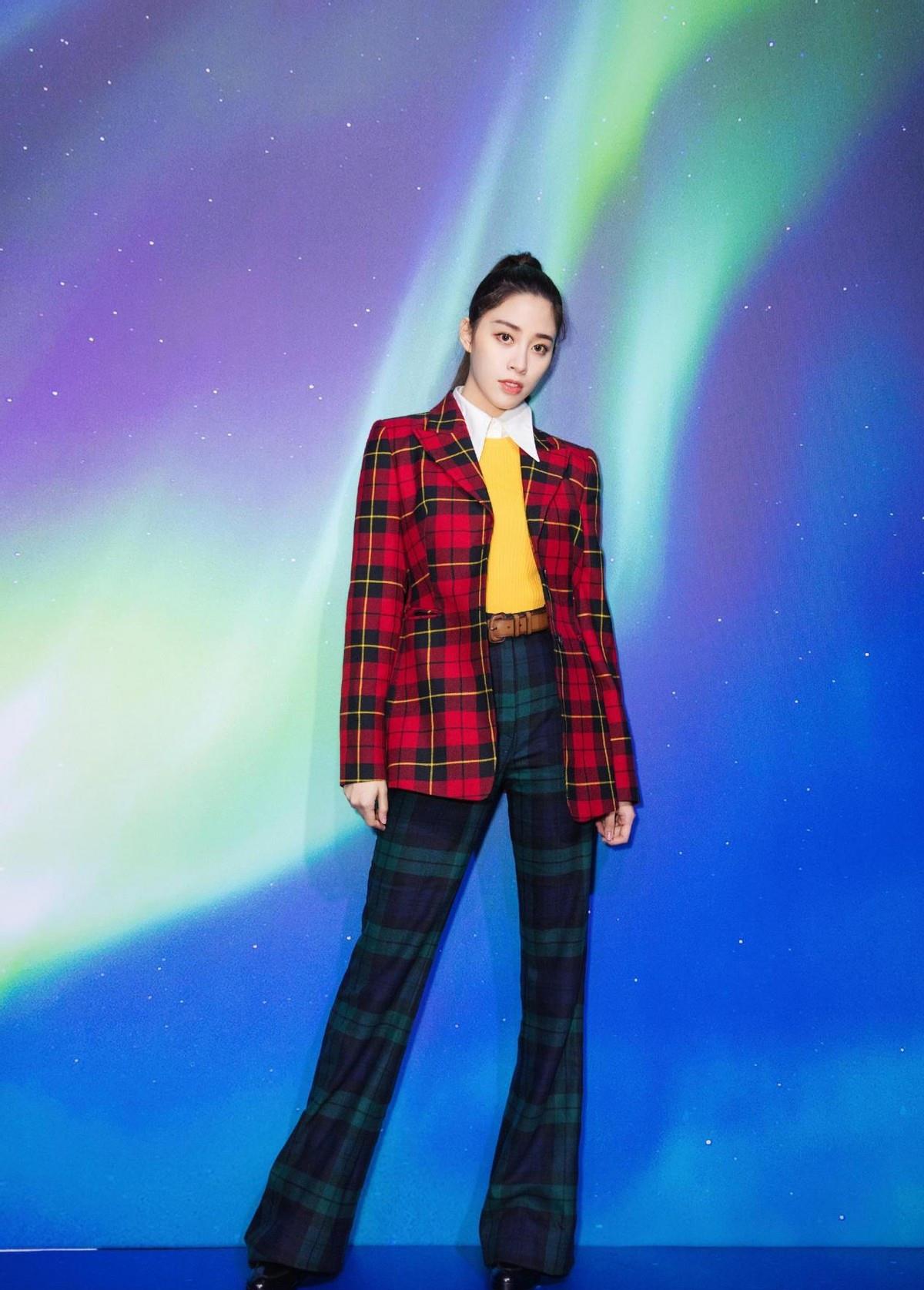 服装 欧阳娜娜的姐姐也很好看，就是审美挺一般，穿的红色服装欣赏不来