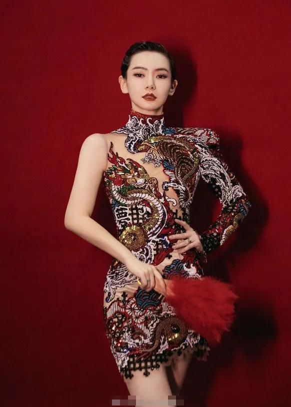 钟楚曦 当35岁戚薇和26岁钟楚曦同穿旗袍,网友:姜还是老的辣霸气又性感