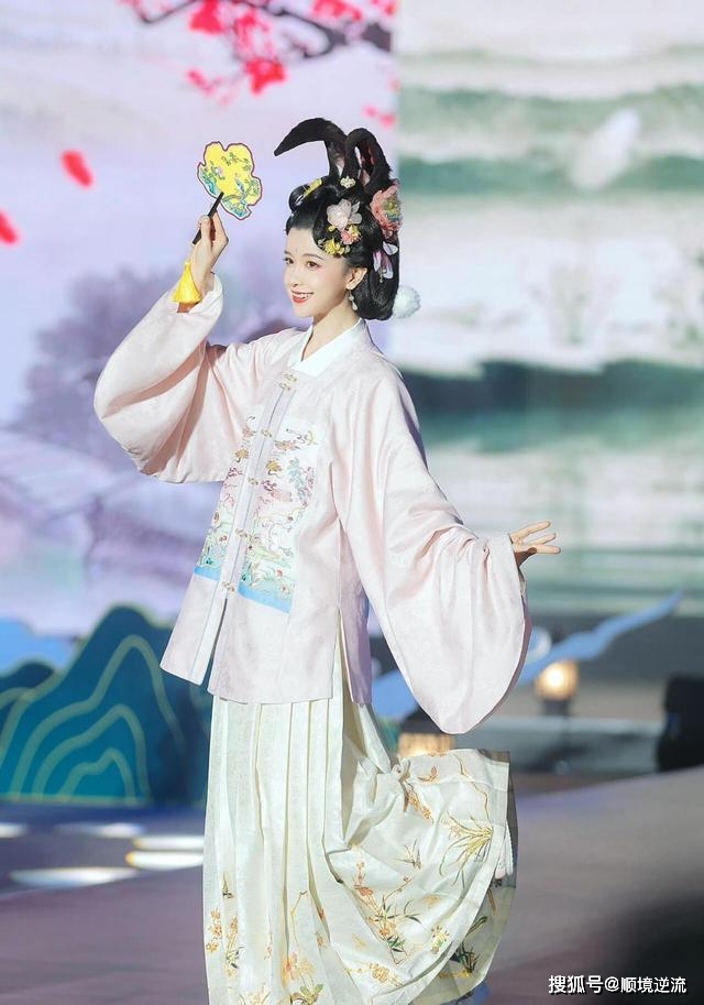 凤凰仙她们不像是来走秀，倒像是天上仙女来“赴宴”的！