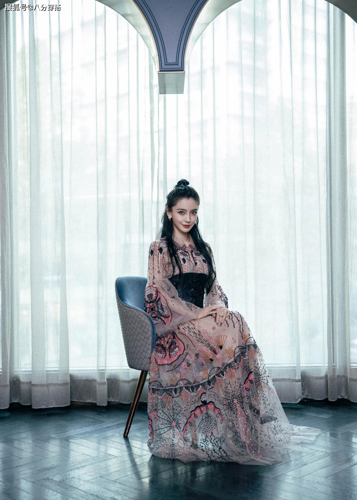 进行 Angelababy颜值高就是任性，穿羽毛裙配针织开衫都有少女感，超美