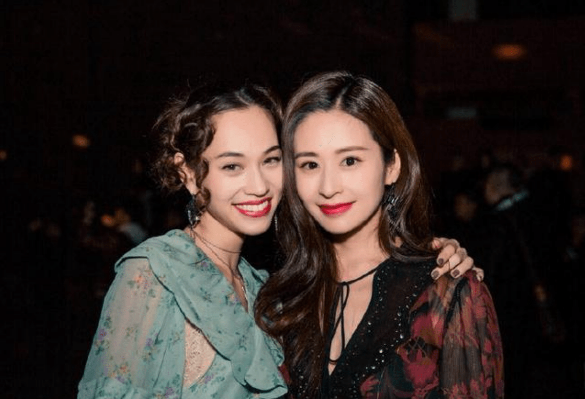 颜色 颖儿虽然身上没肉，但与日本女人并肩，却美得很有高级感很有气质