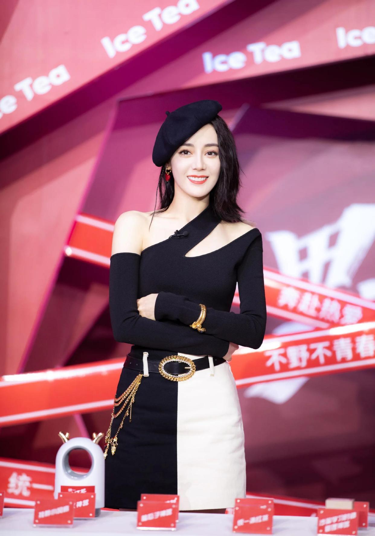 黑色 迪丽热巴自带“御姐范”，哈雷帽搭露肩针织裙，不愧是杨幂的爱徒