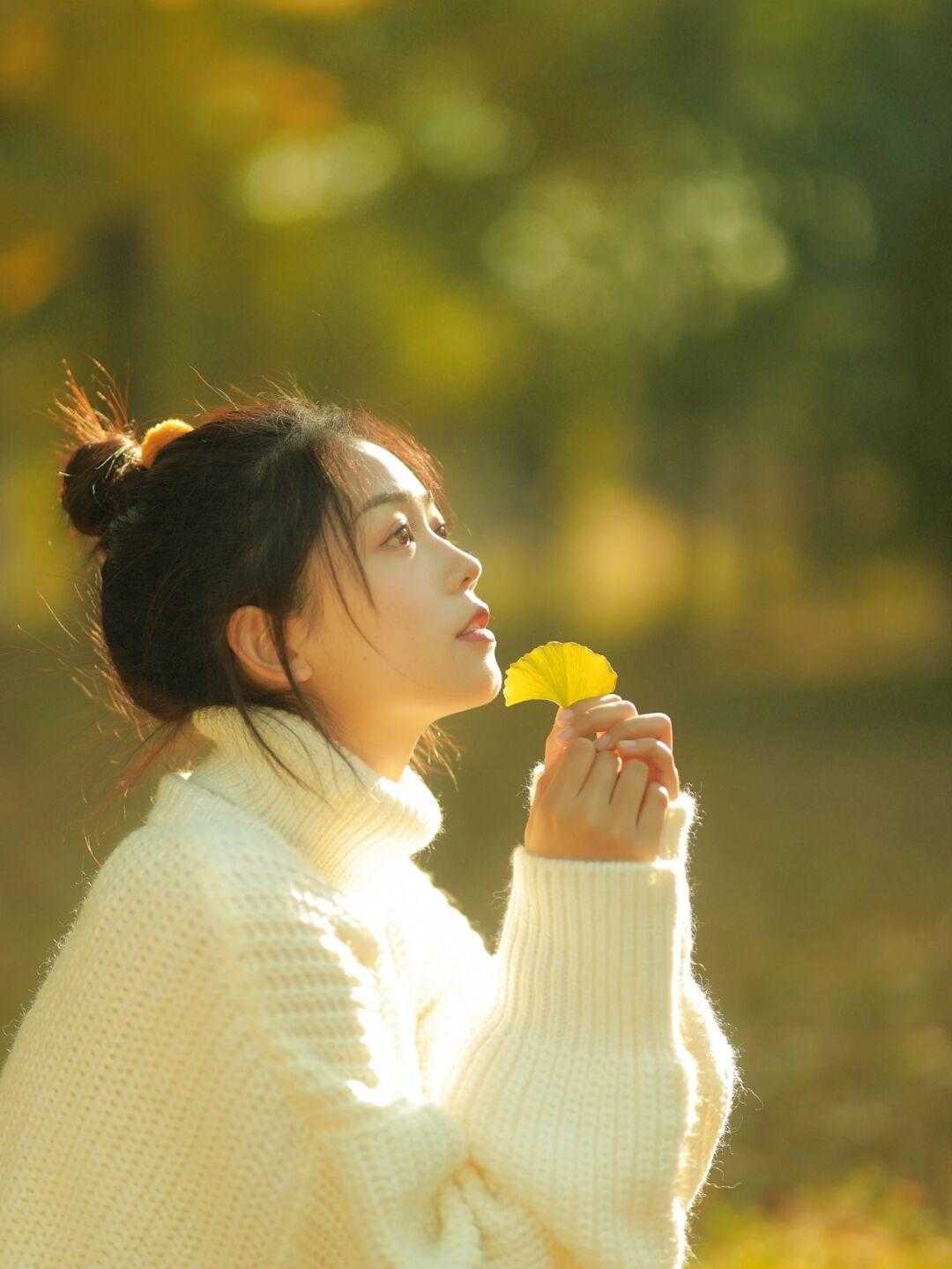 感觉 还在为大衣内搭感到烦恼？一件白色套头毛衣清爽又洋气，谁穿谁美