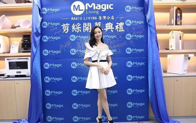 身材 年过50的万绮雯真不一般，穿短裙秀“百万女团腿”，看着太撩人