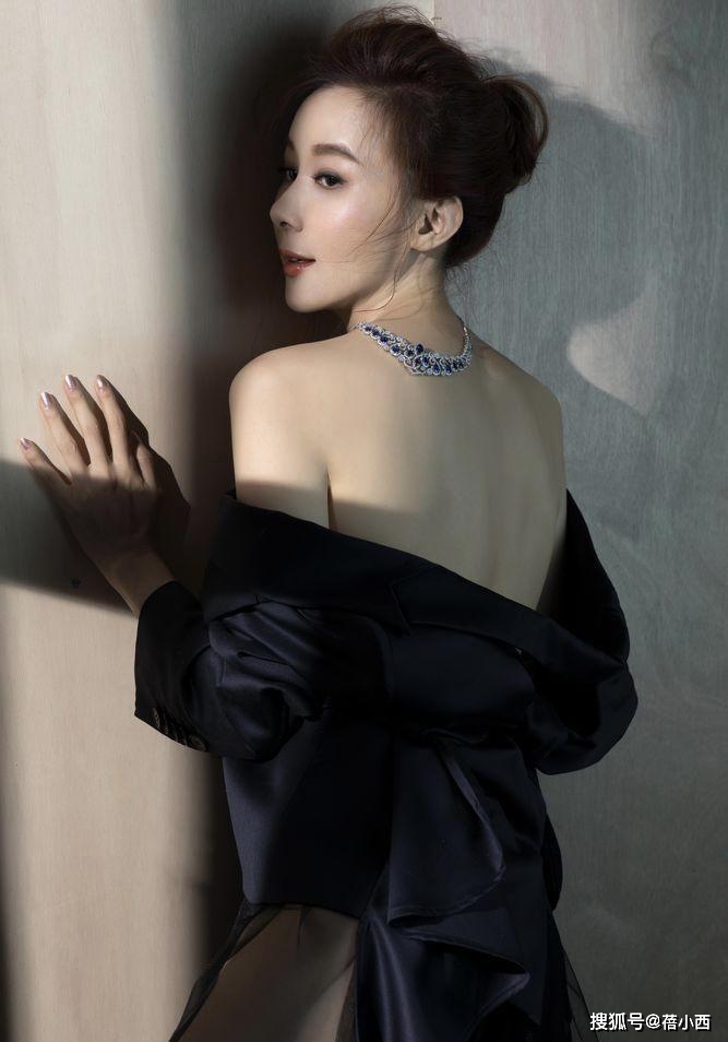 萧蔷 68年的萧蔷还有“尤物身材”，穿香槟色亮片吊带裙亮相，气质惊艳